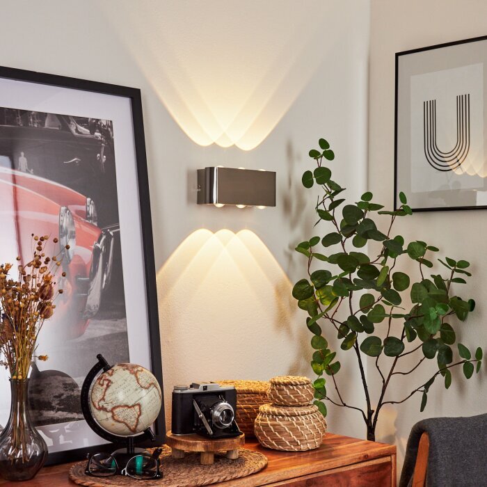 Up &amp; Down Wandleuchte über einer Kommode