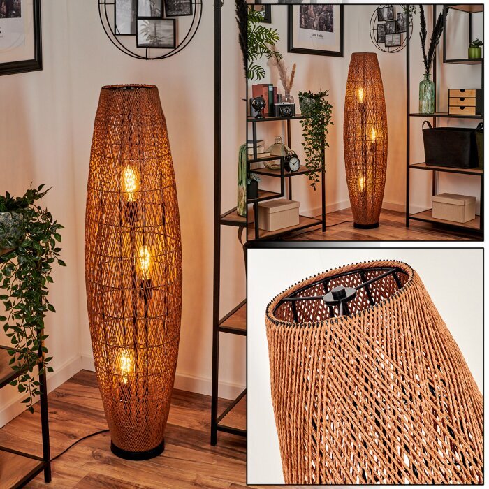 Rattan-Stehleuchte in einer Ecke in der Wohnung