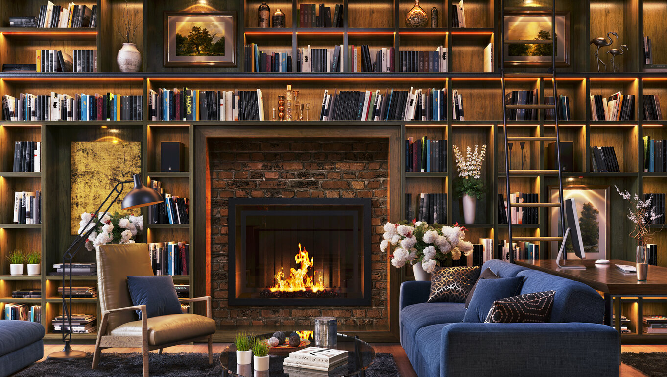 Wohnzimmer mit Kamin und großem Bücherregal
